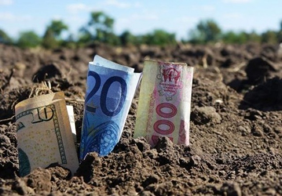 Деяких українців змушують платити податки за чужу землю