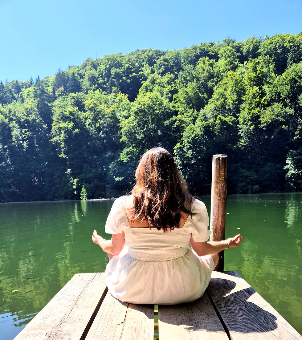 Alessandra geniesst Stille am See