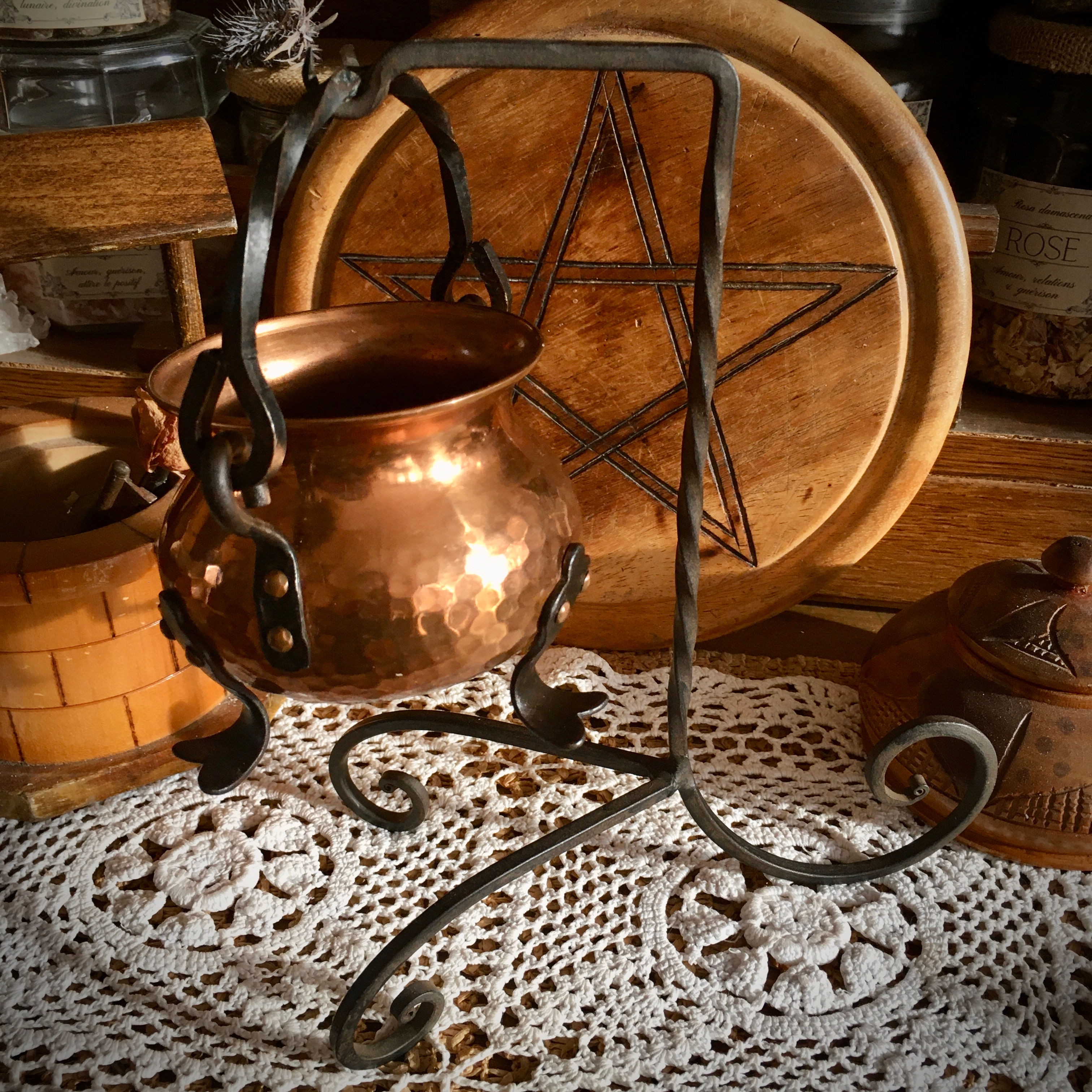 Chaudron en cuivre & son support en fer forgé