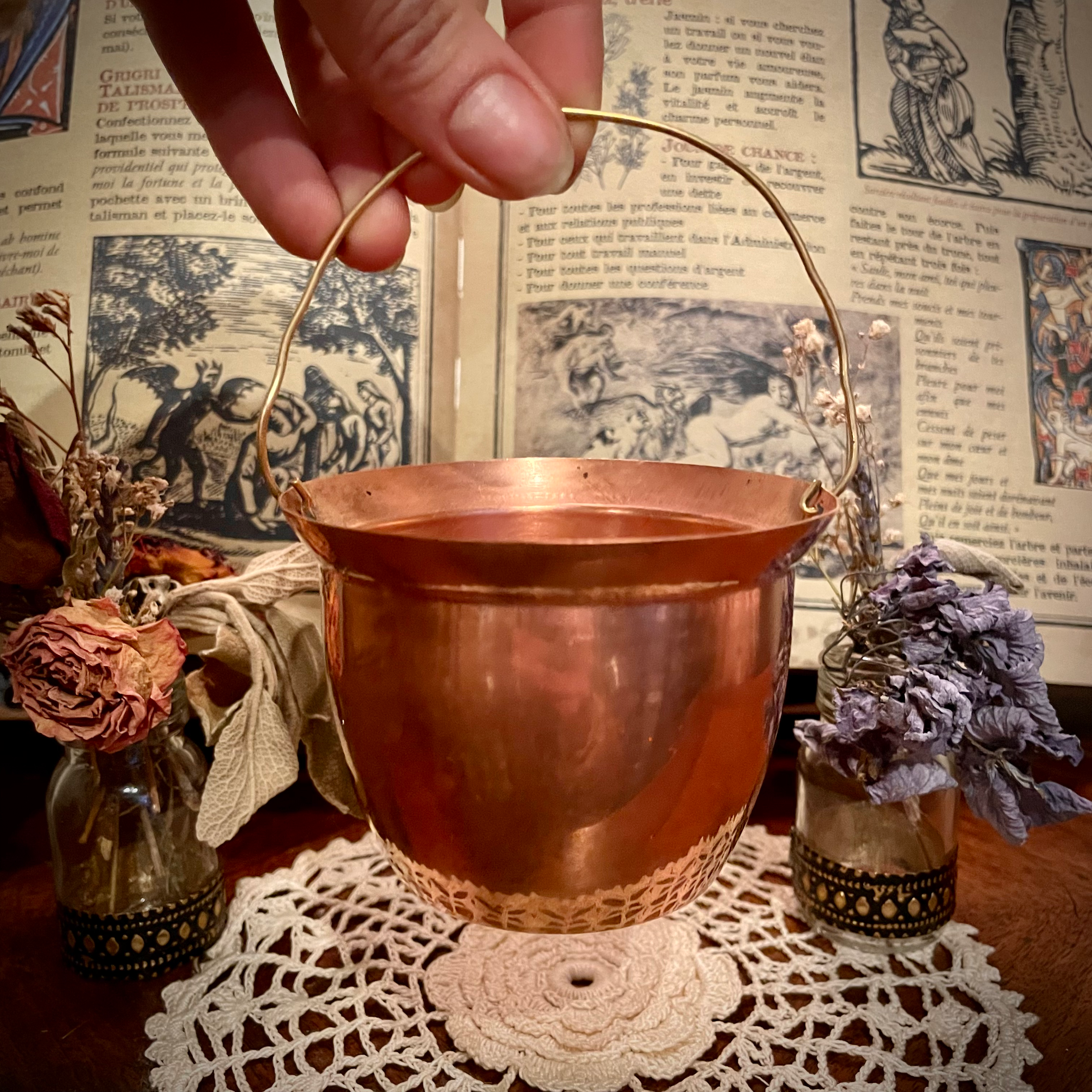 Petit chaudron en cuivre très brillant