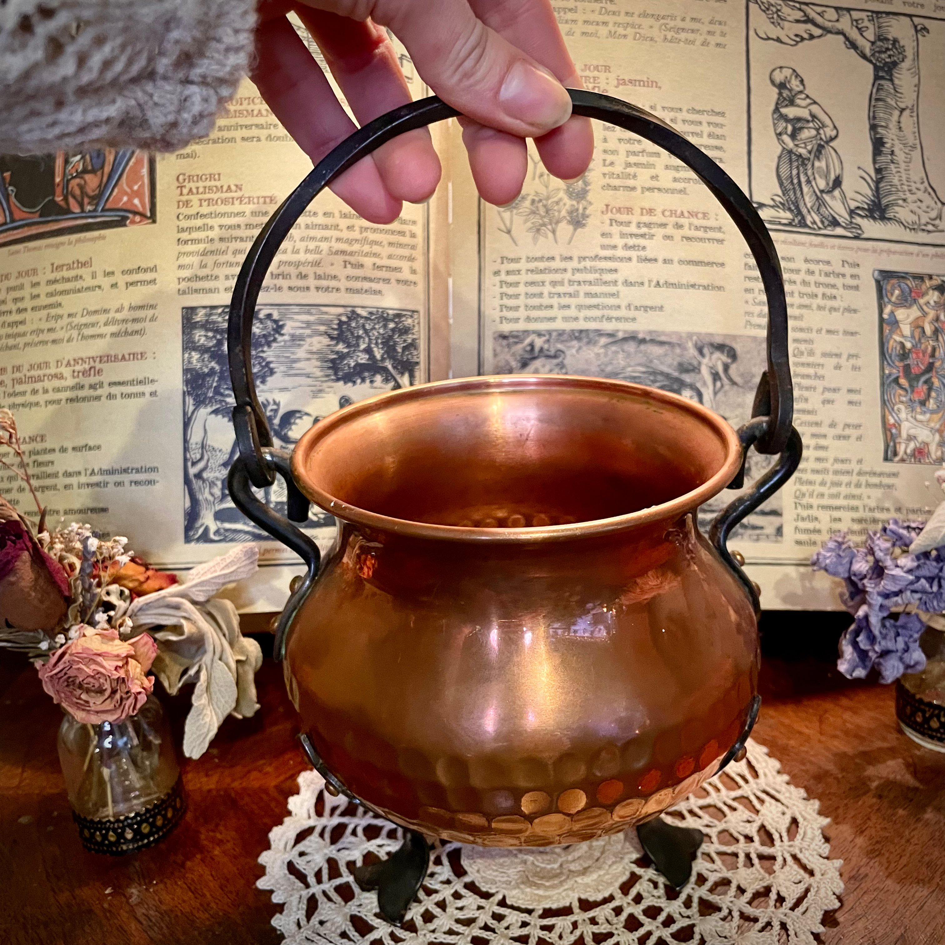 Chaudron de sorcière en cuivre martelé