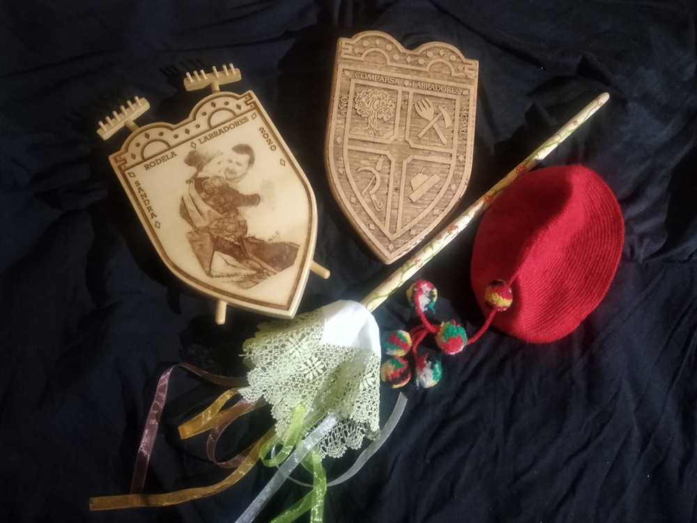 Escudo de Sandra (izq), Escudo de Paula (cen), bengaleta y gorro de Sandra (der).