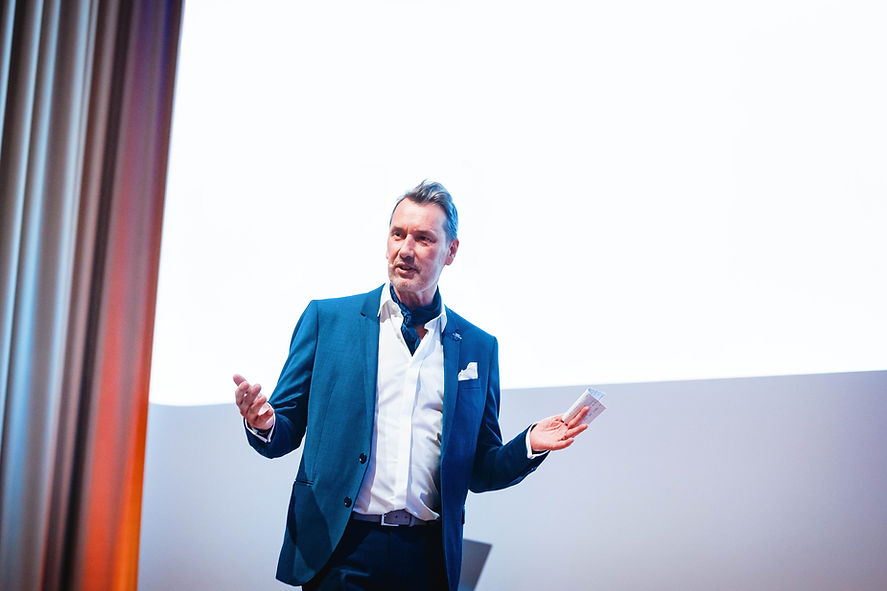 Tom Blank Moderator 01.jpg