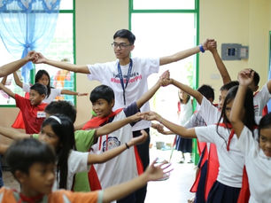 Ako si Kuya Tope. Mahilig akong magpasaya.