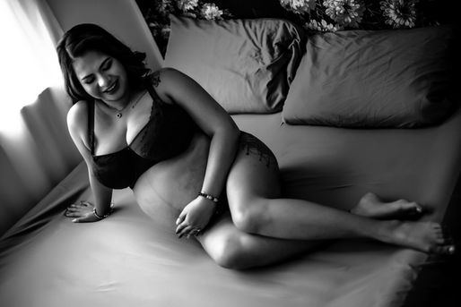 Your maternity photography session does not have to be cliché| Singapore boudoir photography