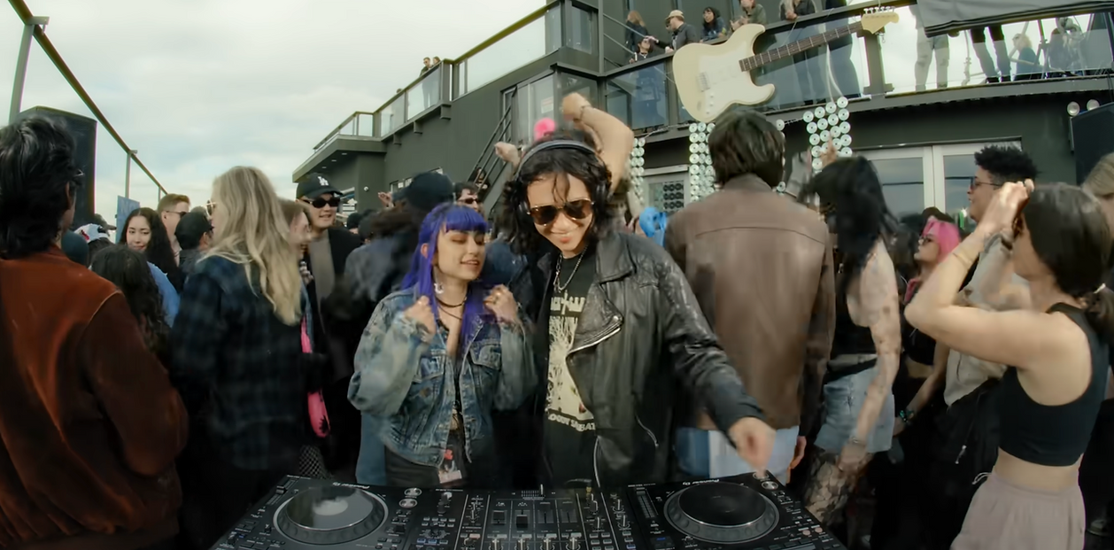 (Nostalgic Rock House Mix on a NYC Rooftop | Tinzo + Jojo)