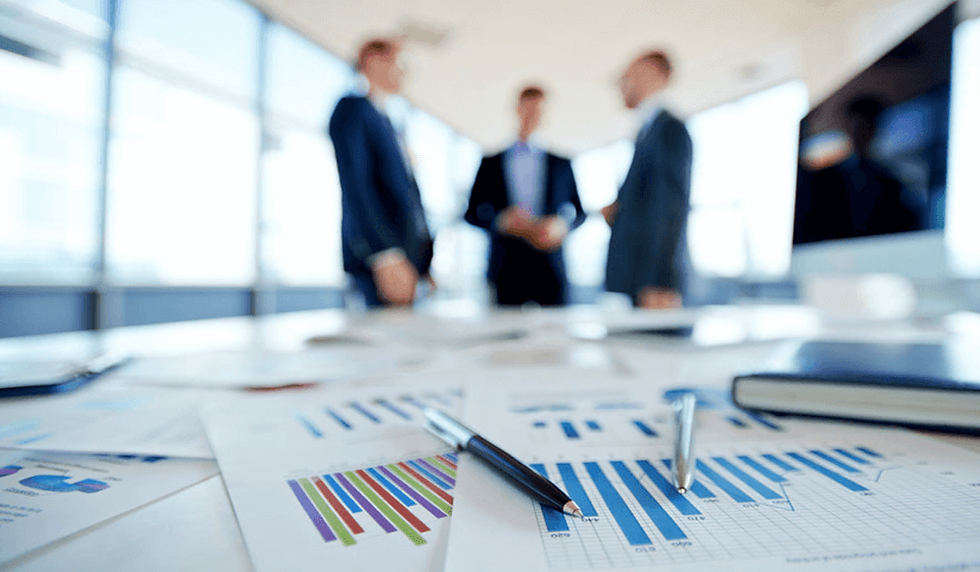 Graficos e Pessoas ao Fundo