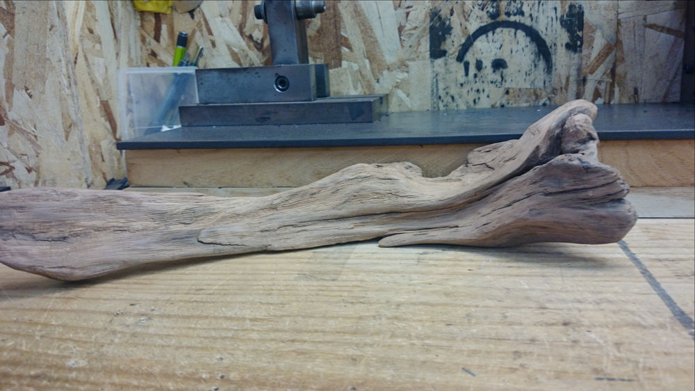 流木アートの流木の加工しています 流木アートの流木の加工しています