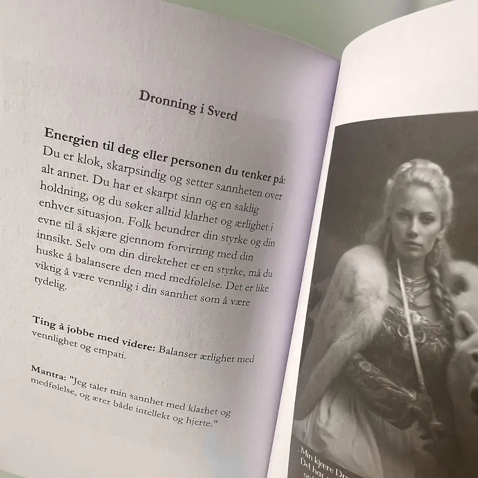 Thumbnail: Nye Innsikter tarot- kort med tekst og guidebok (Norsk) 