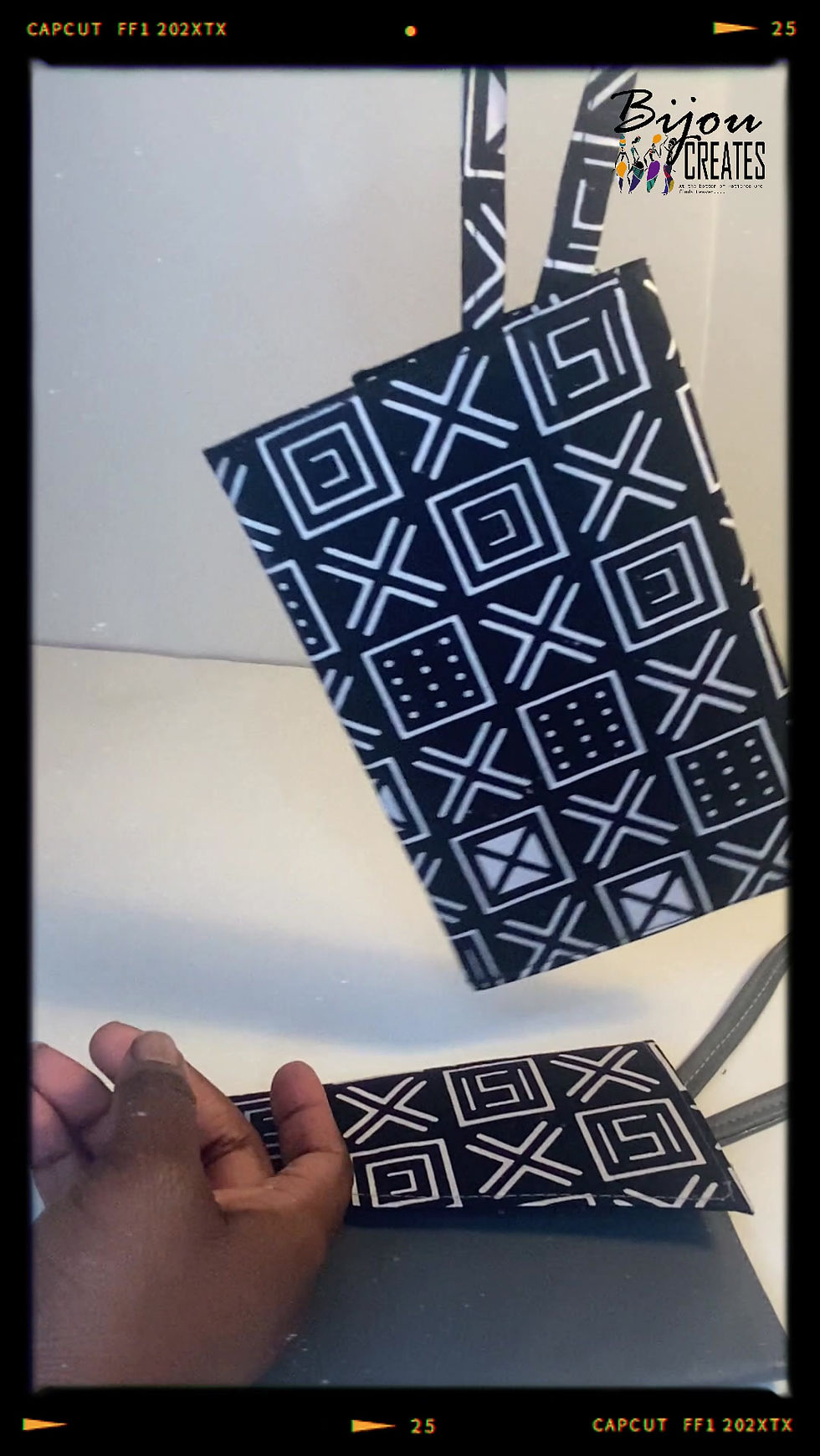 Thumbnail: Wristlet Bag \ Wallet - Black & White Geometric