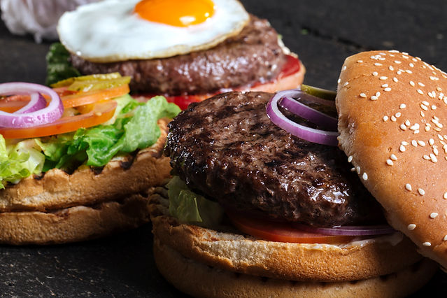 Dois hambúrgueres deliciosos  