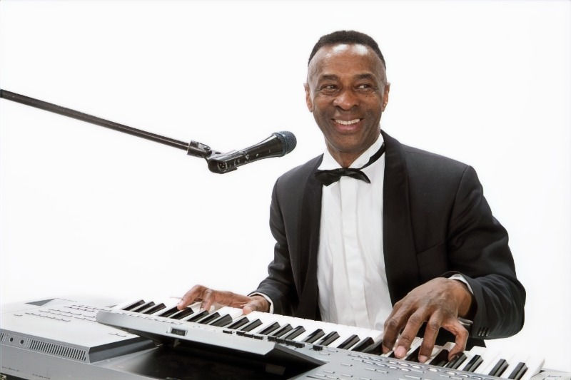Simon Nguea performing