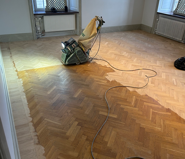 Slipmaskin som slipar naturell fiskbensparkett