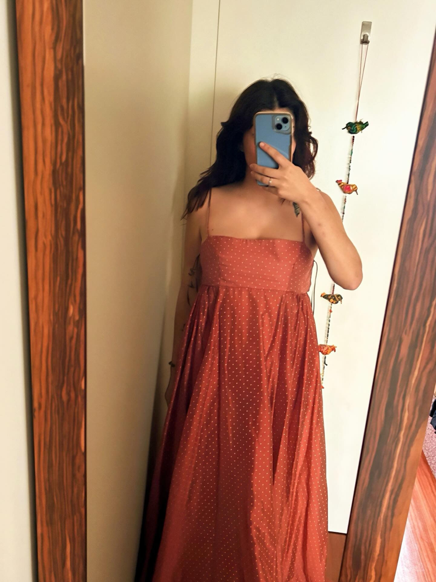 Vestido terra-cota com pintas acetinado