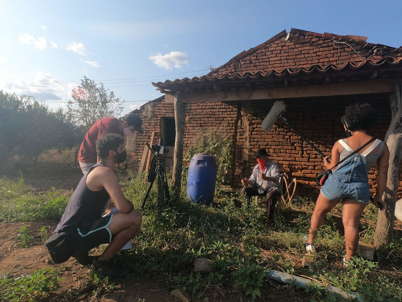 Em 2024, último ano de filmagens, Ramon Batista acompanha no monitor cada take.