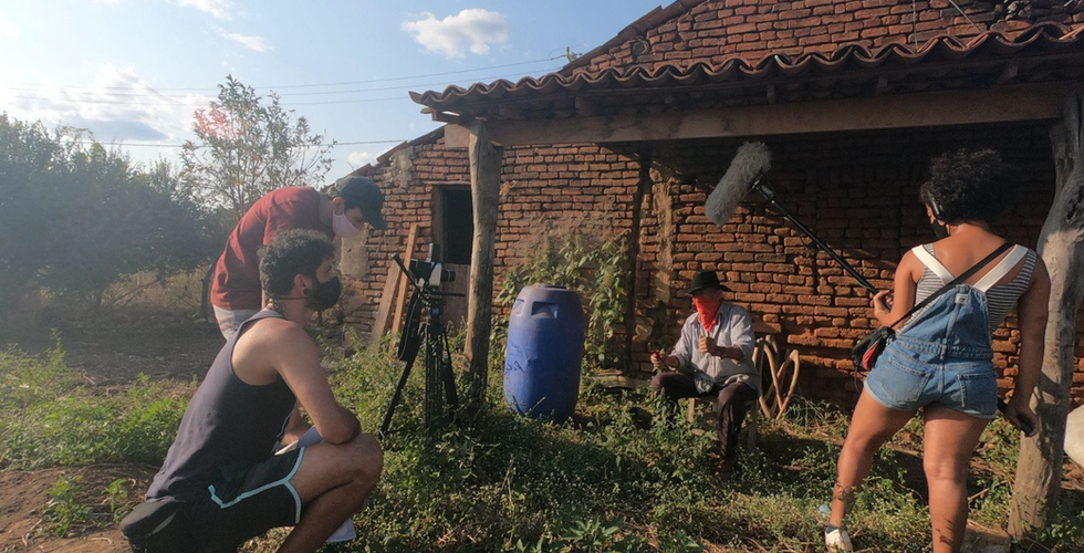 Em 2024, último ano de filmagens, Ramon Batista acompanha no monitor cada take.