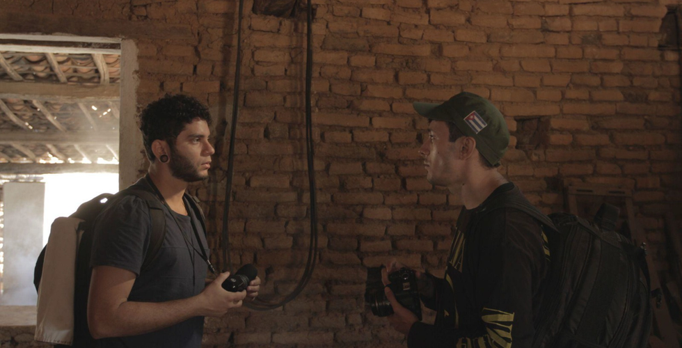 Em 2024, último ano de filmagens, Ramon Batista acompanha no monitor cada take.