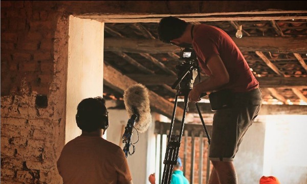 Em 2024, último ano de filmagens, Ramon Batista acompanha no monitor cada take.