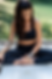 Femme assise en posture de méditation sur un tapis de yoga, concentrée et sereine, entourée d’un cadre naturel au bord d’un lac, illustrant un moment de recentrage intérieur et de pleine conscience.