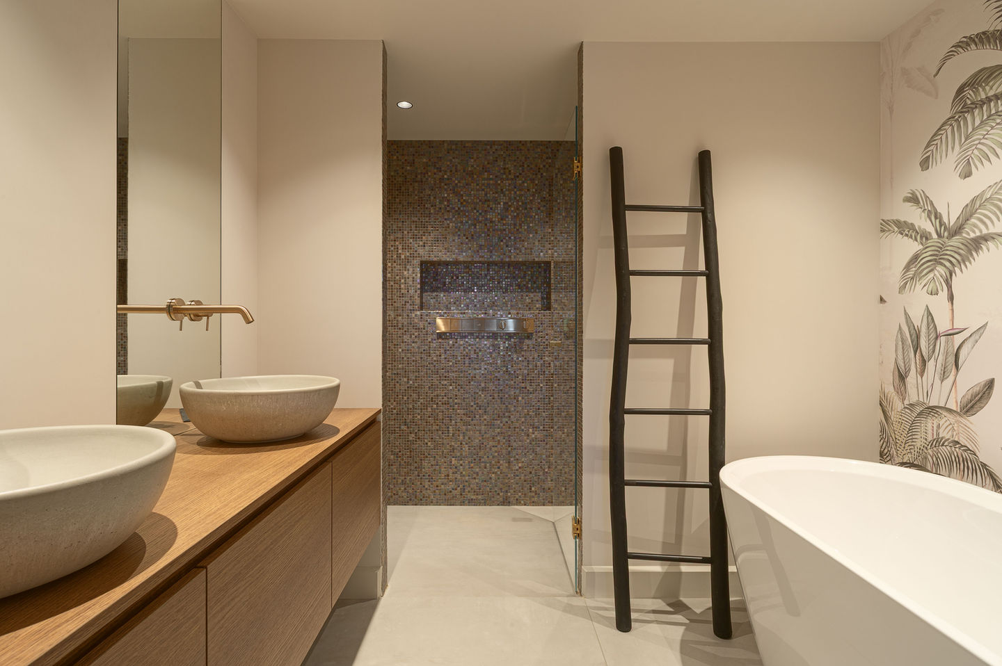 Complete badkamer met keramische tegels en mozaïek woning Nuenen