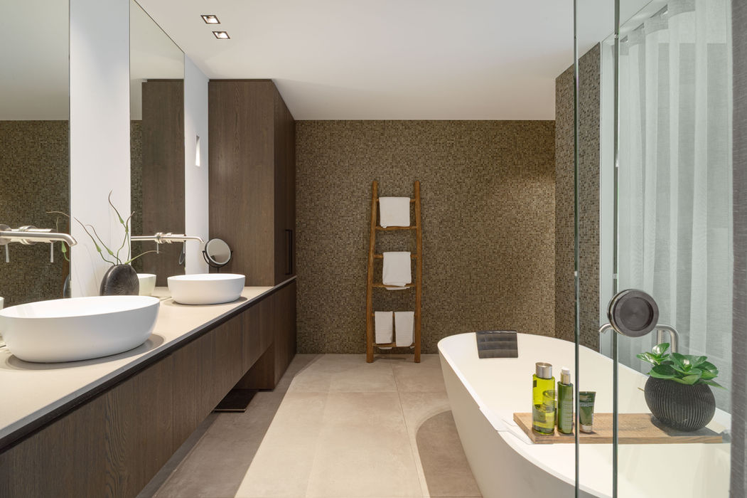 Luxe badkamer voorzien van sanitair, mozaïek en keramische tegels
