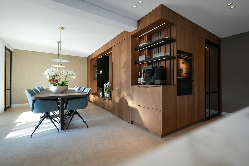 Geïntegreerde kastenwand in keuken Dierdonk