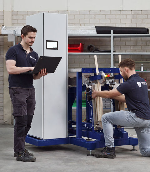 Engineers van Vervos stellen stelen buig machine.