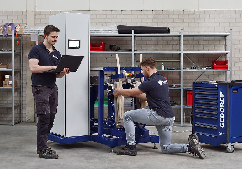 Engineers testen buigmachine