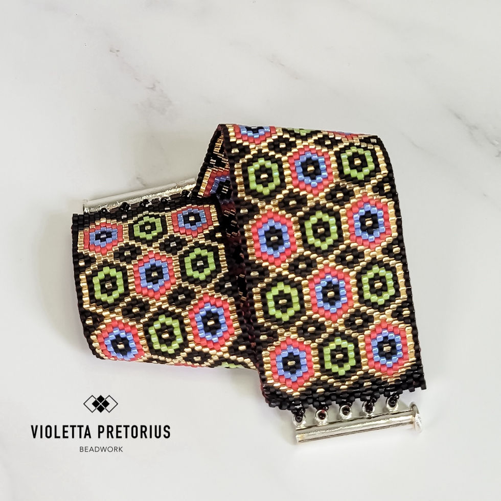 Thumbnail: Beaded bracelet on a table