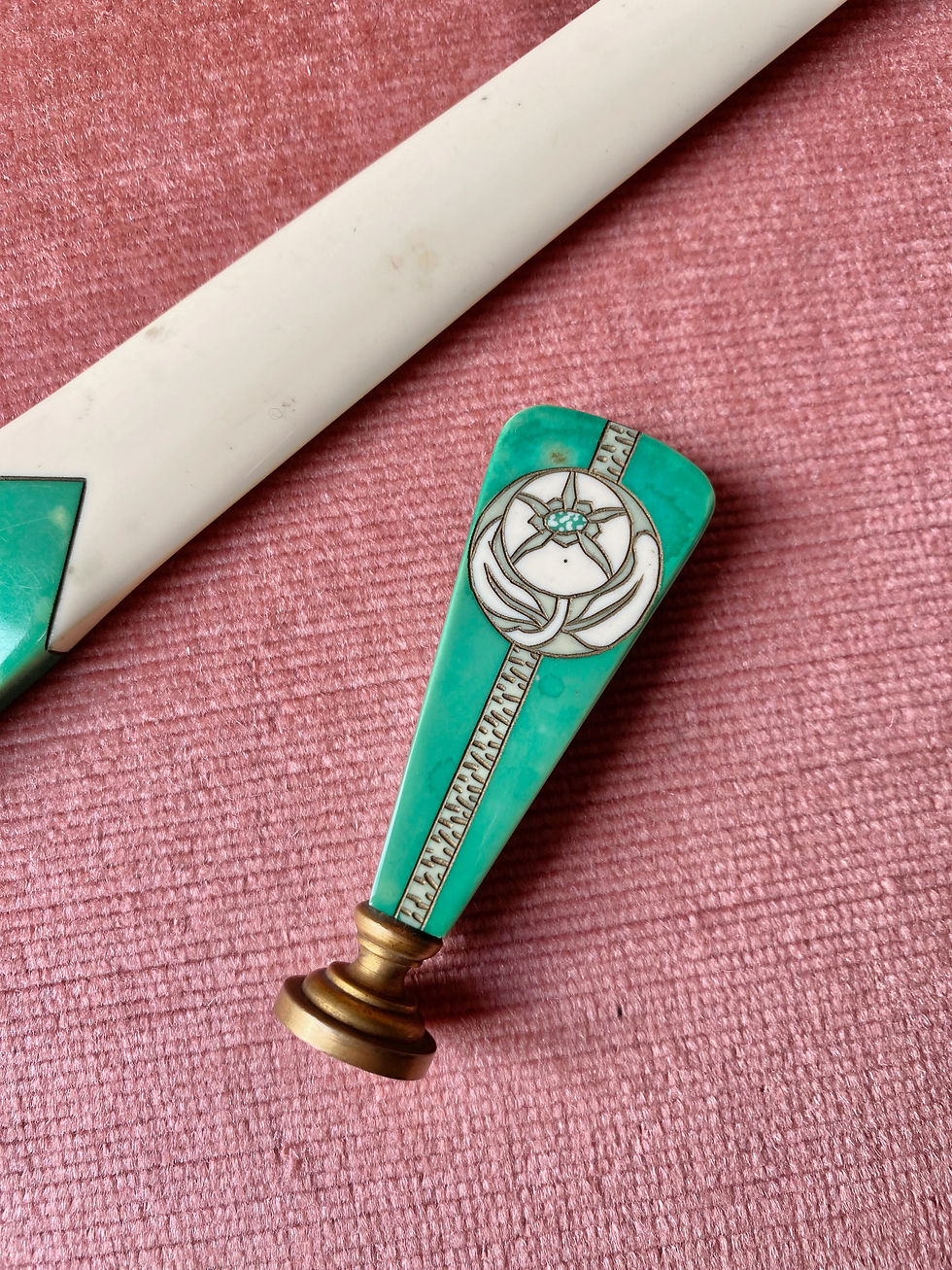 Thumbnail: Ouvre-lettres/coupe-papiers & tampon de cire/sceau Art Deco