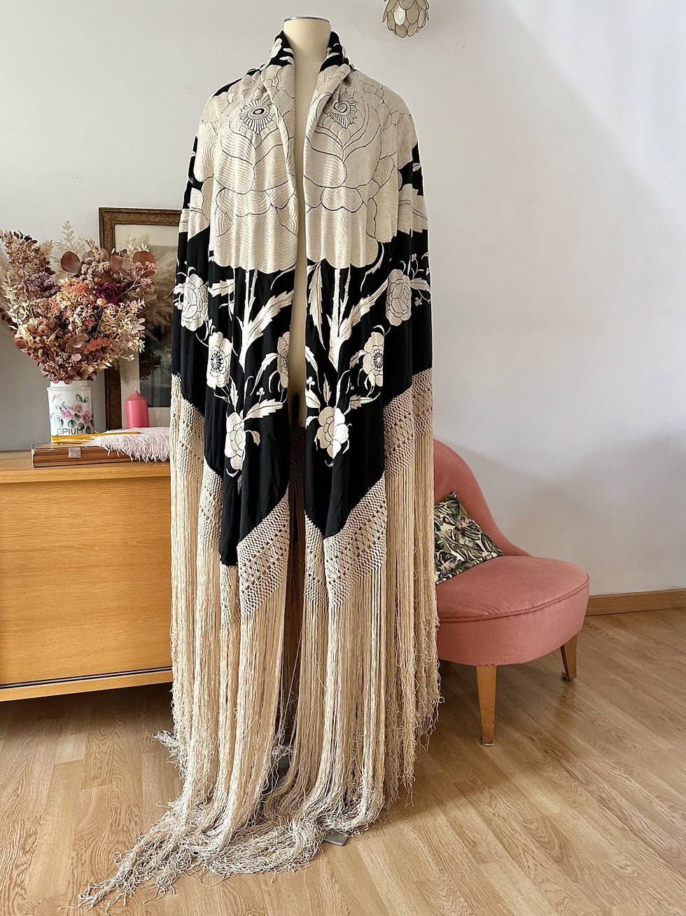 Thumbnail: RARE ! Sublime Châle de piano Art Déco c.1920