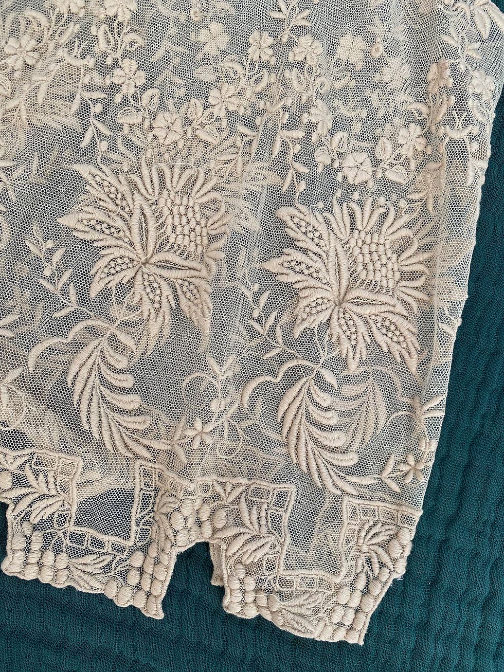 Thumbnail: Gilet antique brodé main c.1910