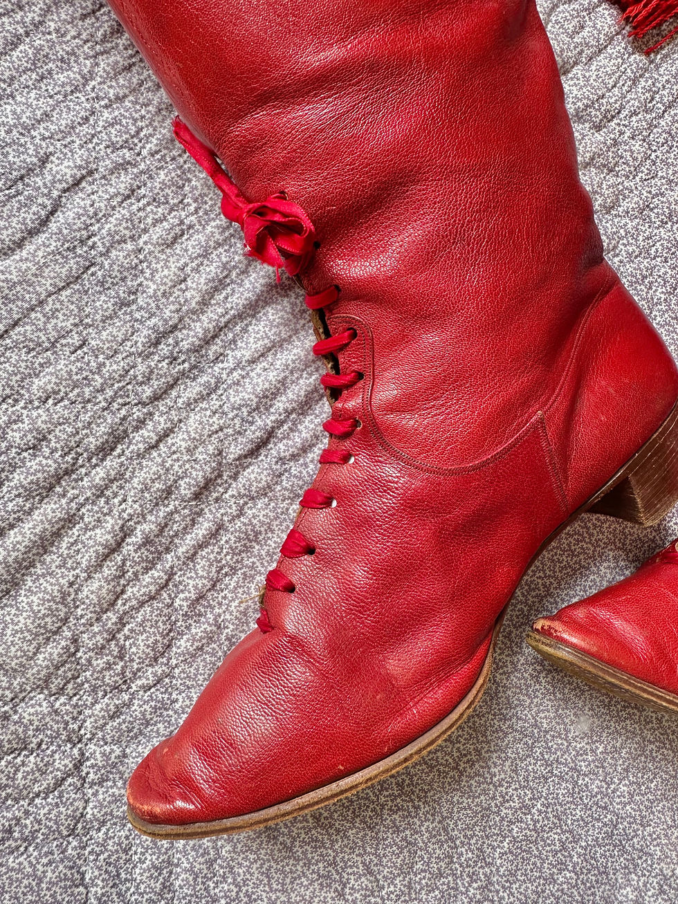 Thumbnail: RARE ! Bottes antique en cuir rouge c. 1890