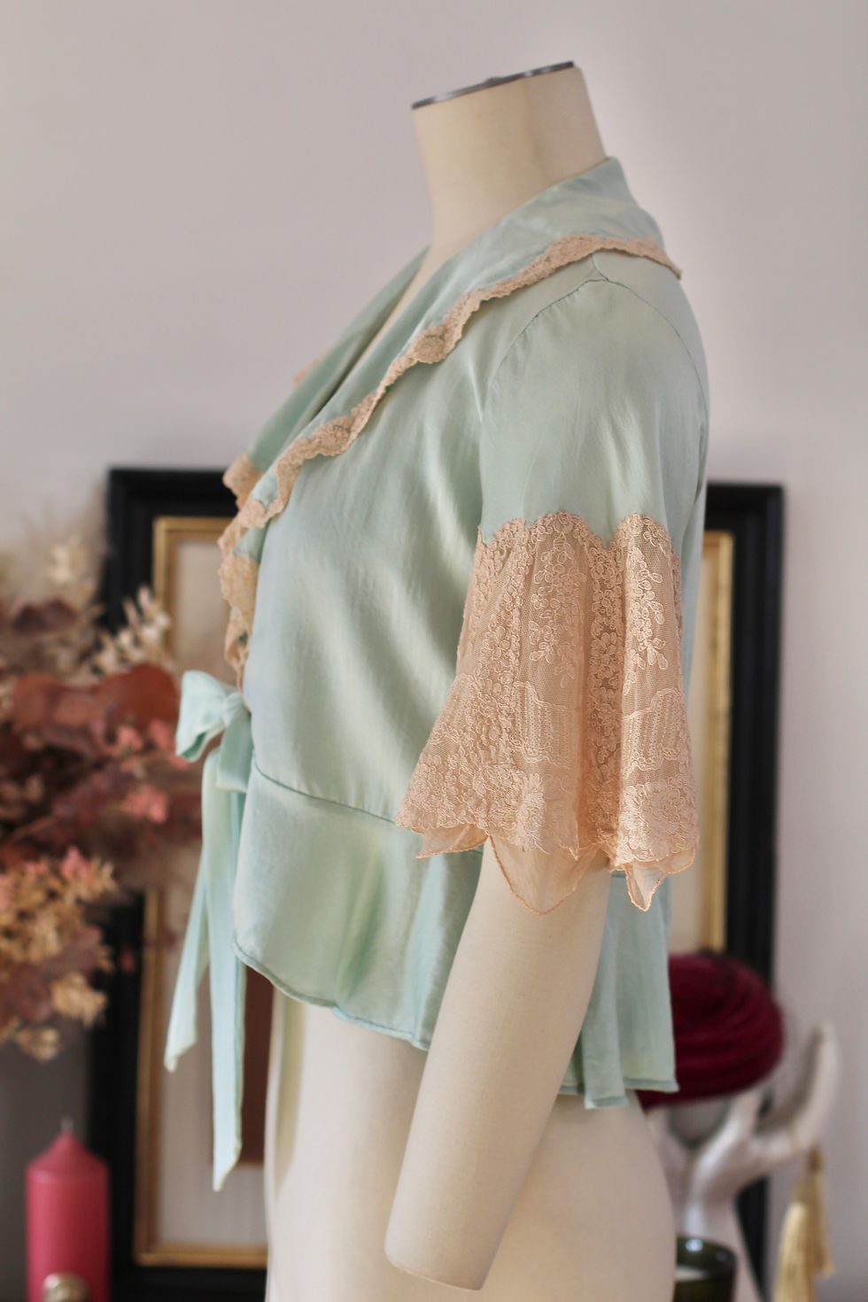 Thumbnail: Liseuse antique en soie & dentelle c.1930 - T.XS/S