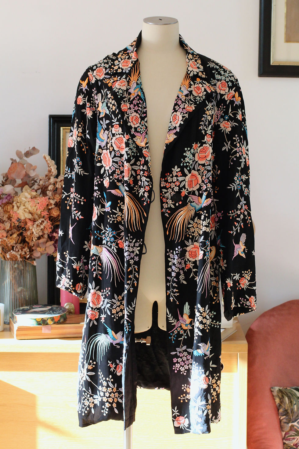 Thumbnail: Manteau kimono antique c.1920 en soie brodée