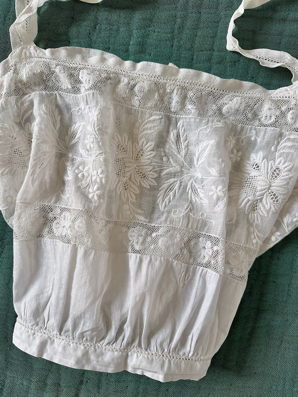 Thumbnail: RARE ! Brassière antique brodée c. 1910