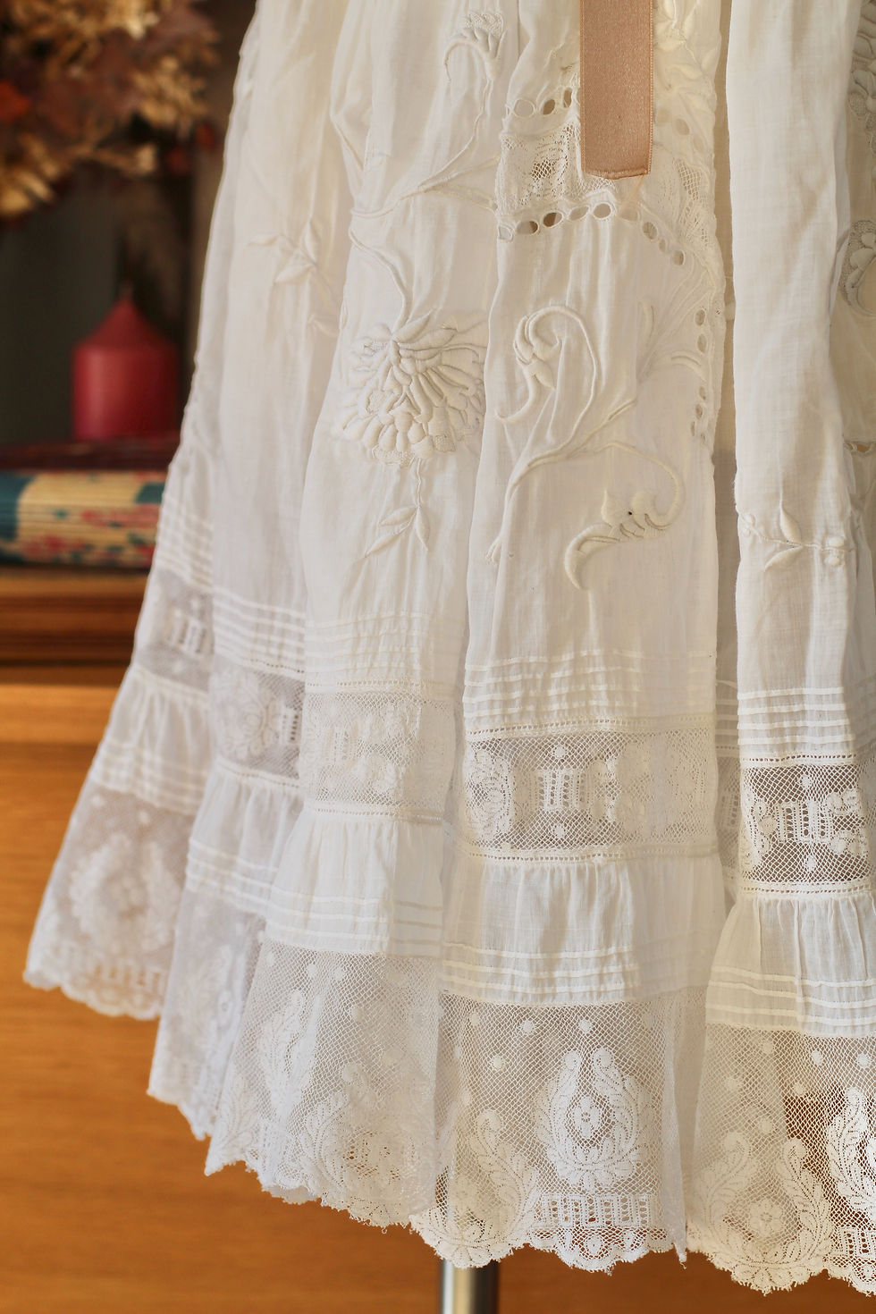 Miniature : Jupon antique c.1920 - Broderies et dentelle de Valenciennes - T.U