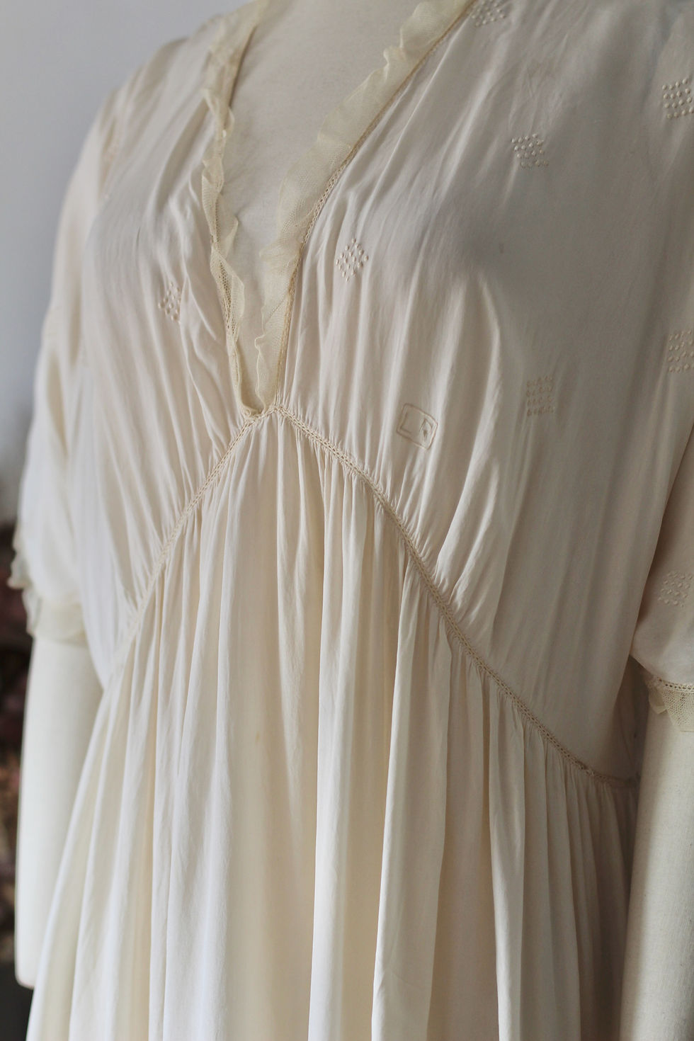 Thumbnail: Robe nuisette antique en soie ivoire c.1920