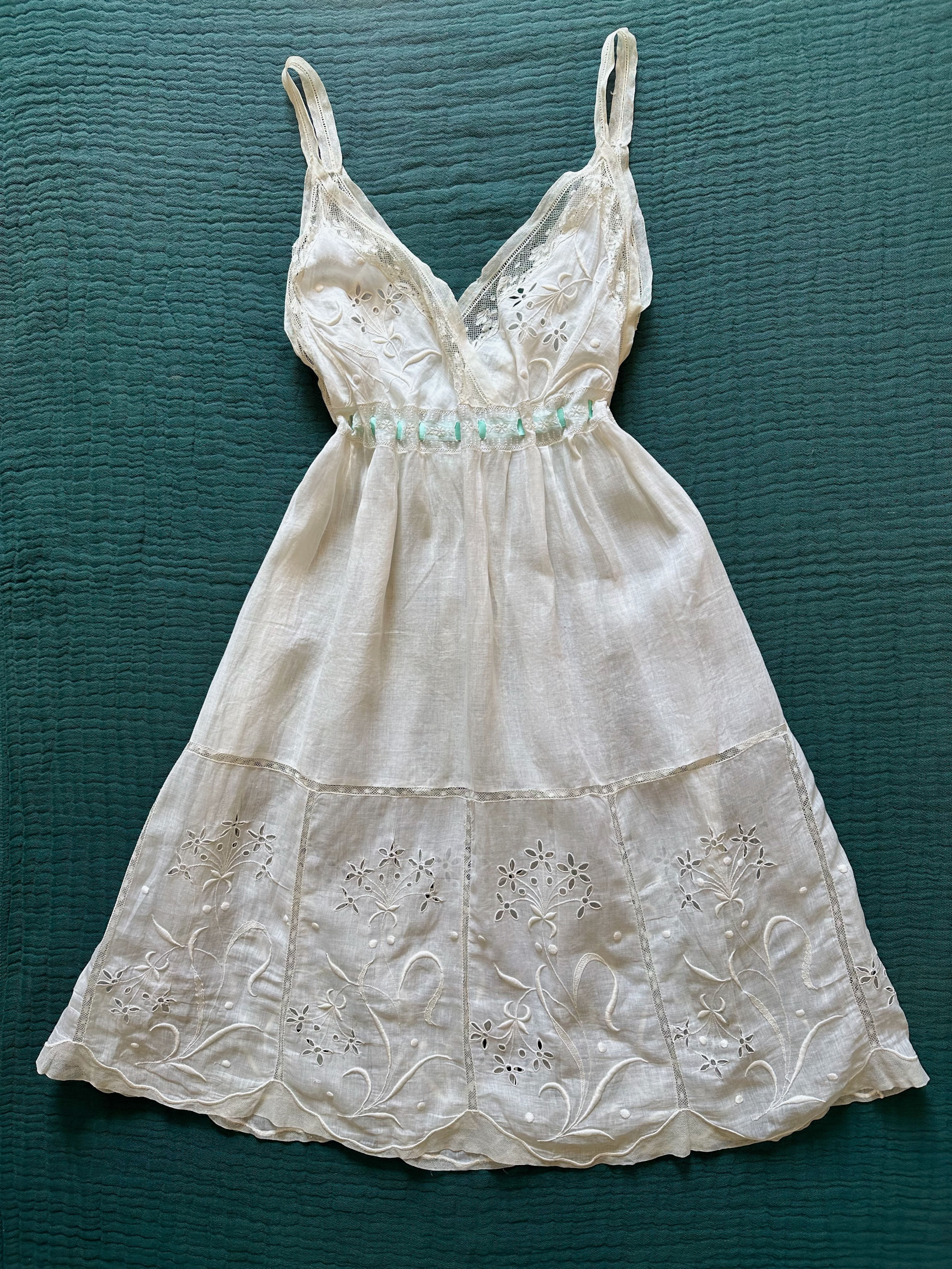 Robe courte antique en coton brodé - T.XS/S