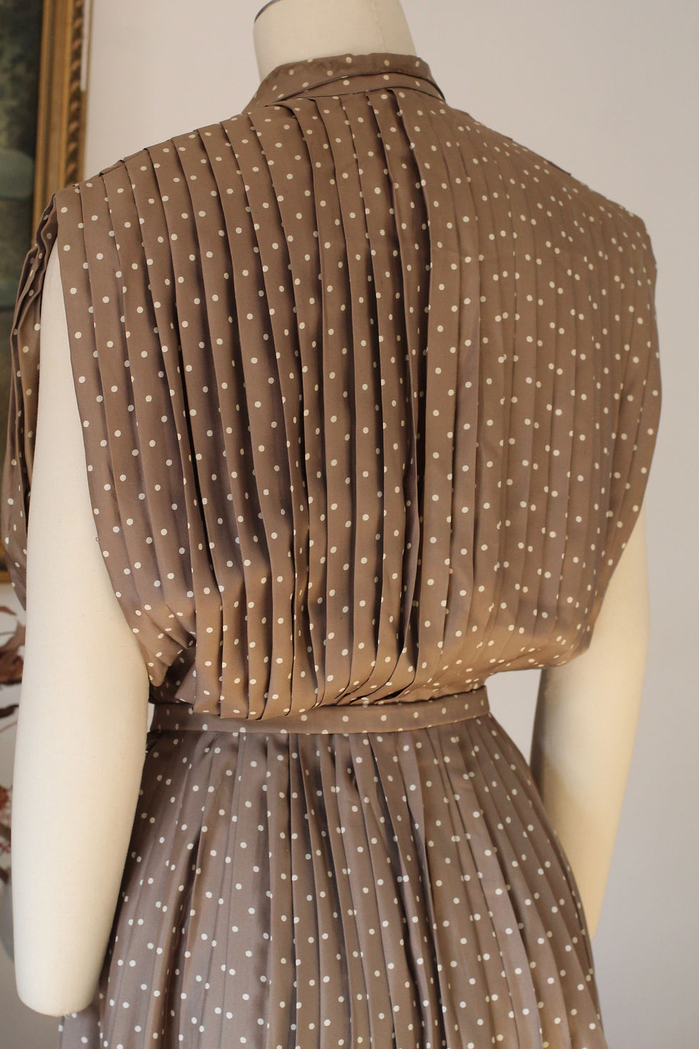 Miniature : Robe plissée en soie taupe à pois c.1950 - T.S/M
