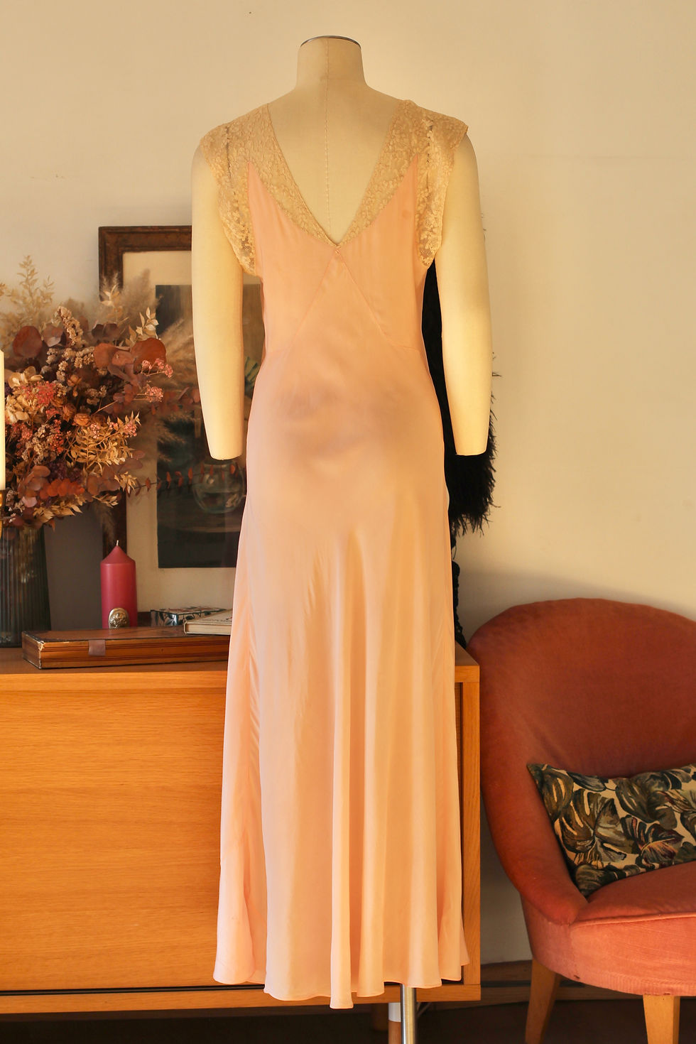 Thumbnail: Combinaison en soie rose c.1930