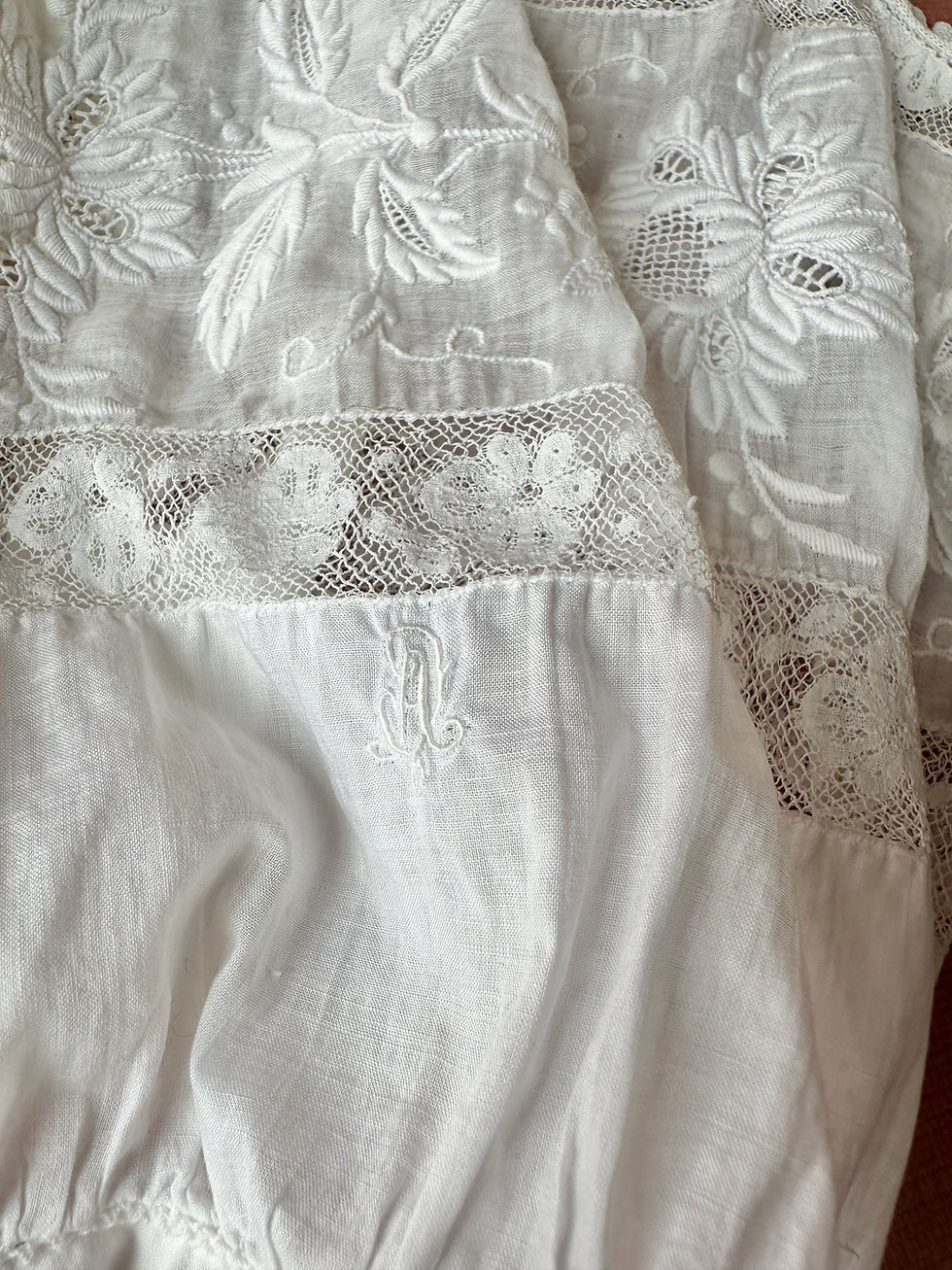 Thumbnail: RARE ! Brassière antique brodée c. 1910