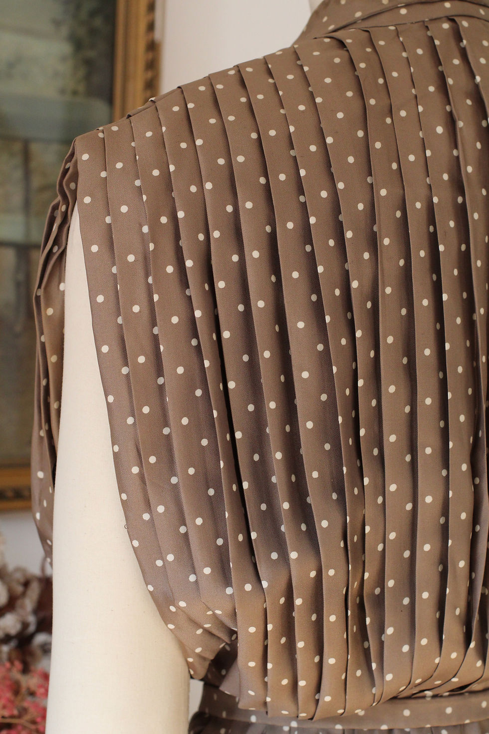 Miniature : Robe plissée en soie taupe à pois c.1950 - T.S/M