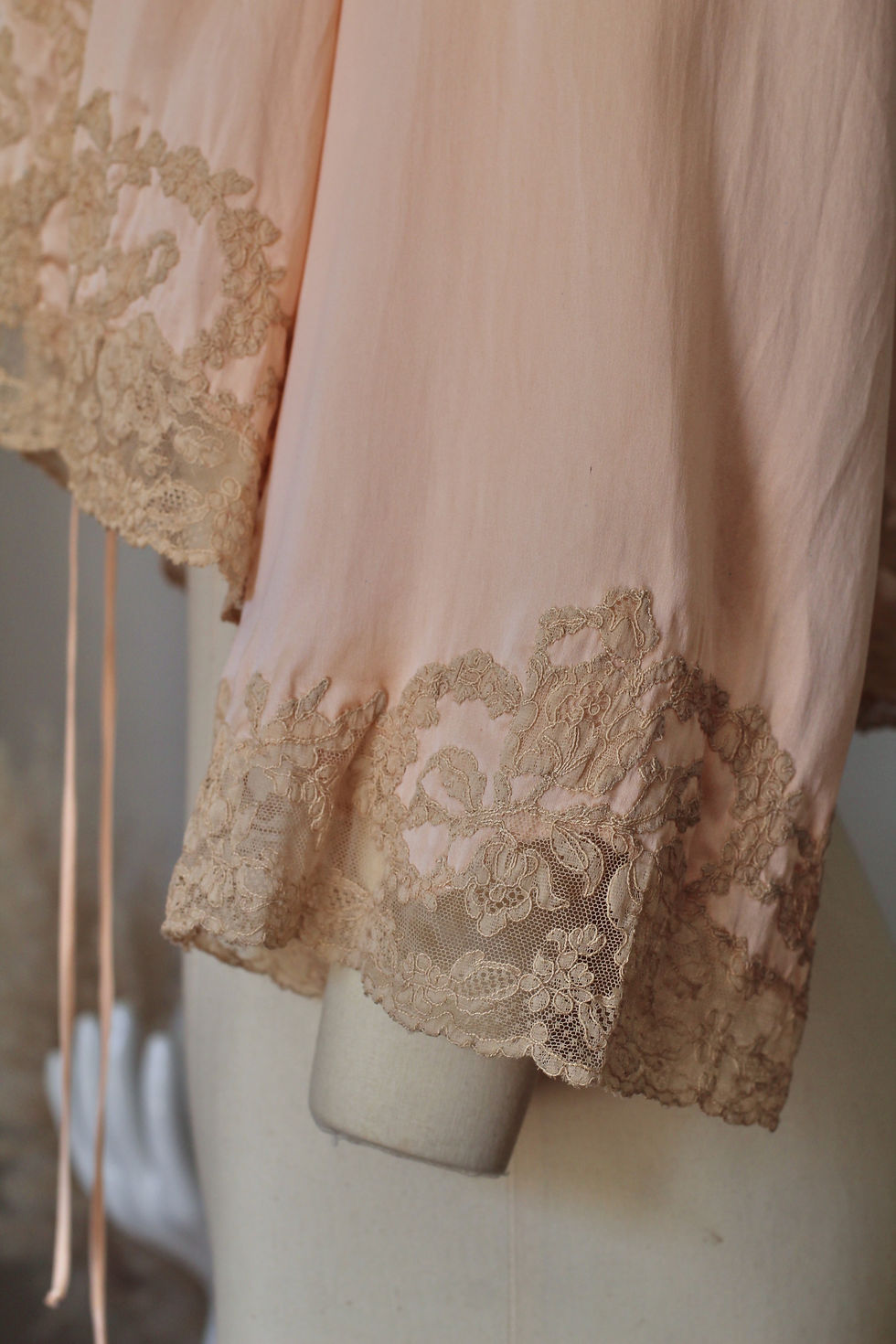 Thumbnail: Liseuse en soie & dentelle des années 30