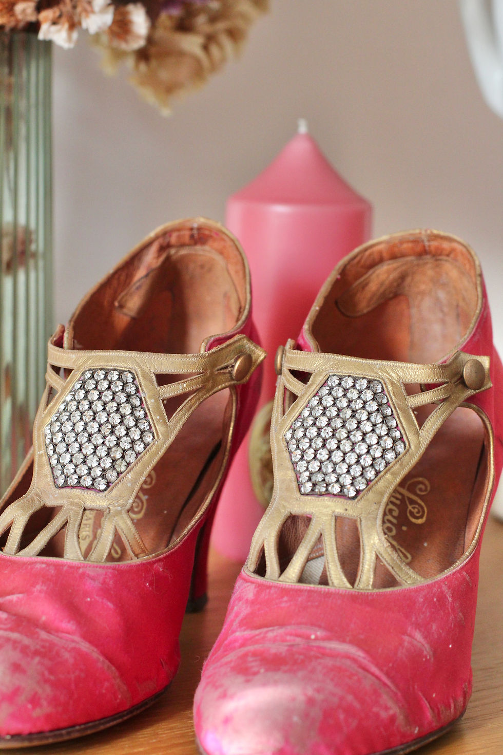 Miniature : Souliers des années 20 en soie rose