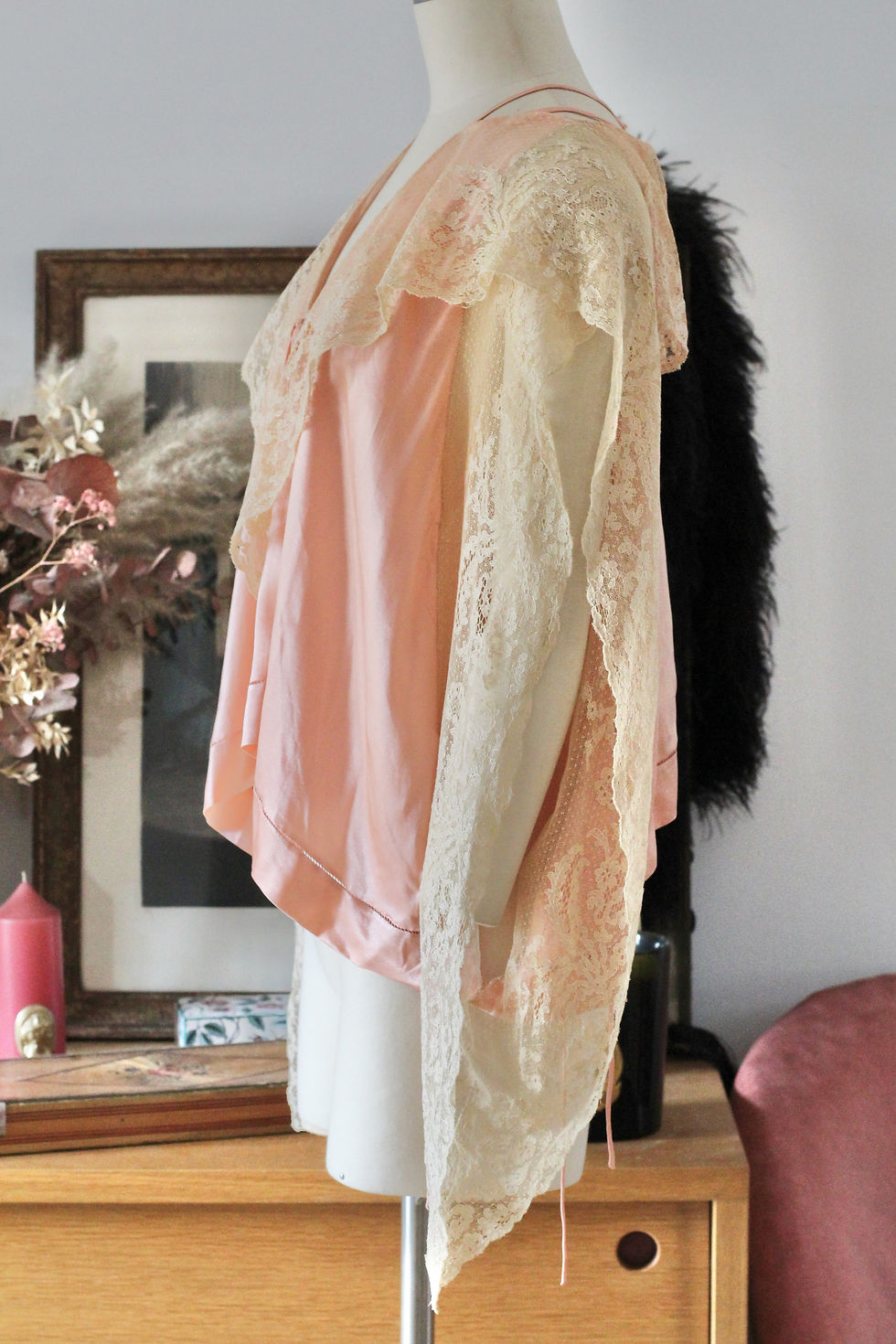 Thumbnail: Liseuse en soie & dentelle de Calais c.1920