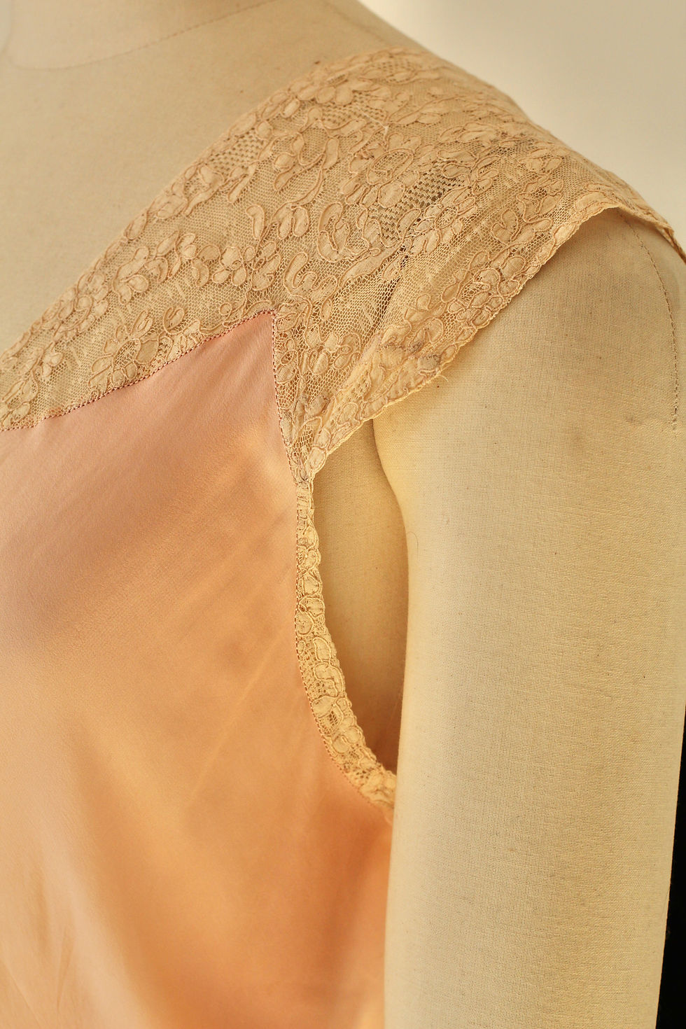 Thumbnail: Combinaison en soie rose c.1930