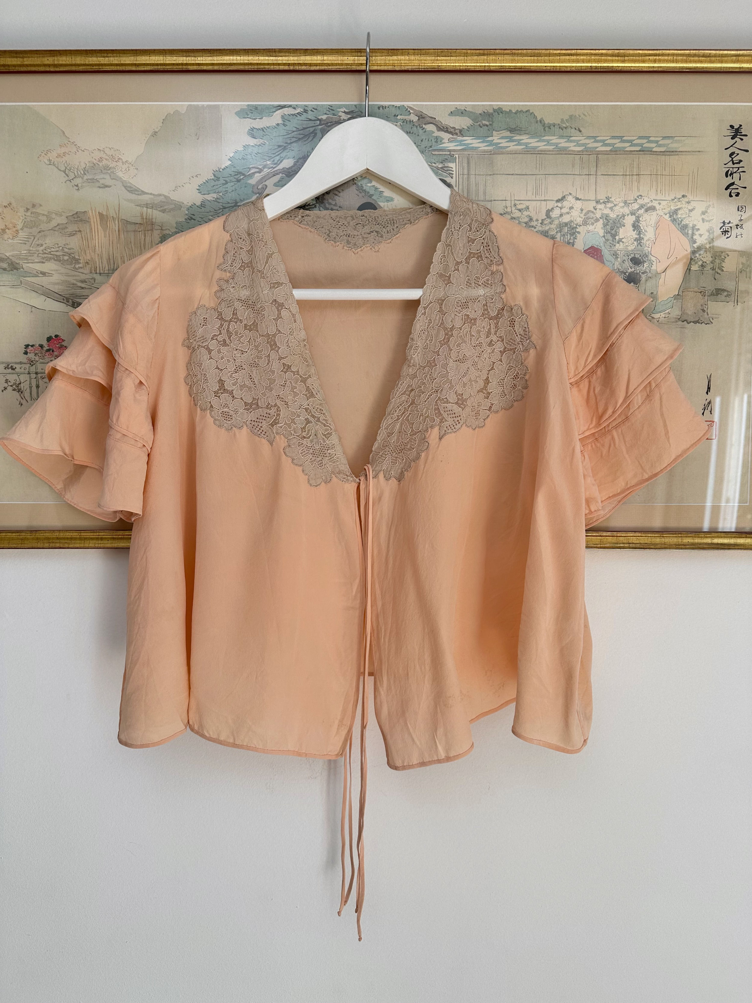 Liseuse en soie c. 1920 - French vintage peach bed jacket