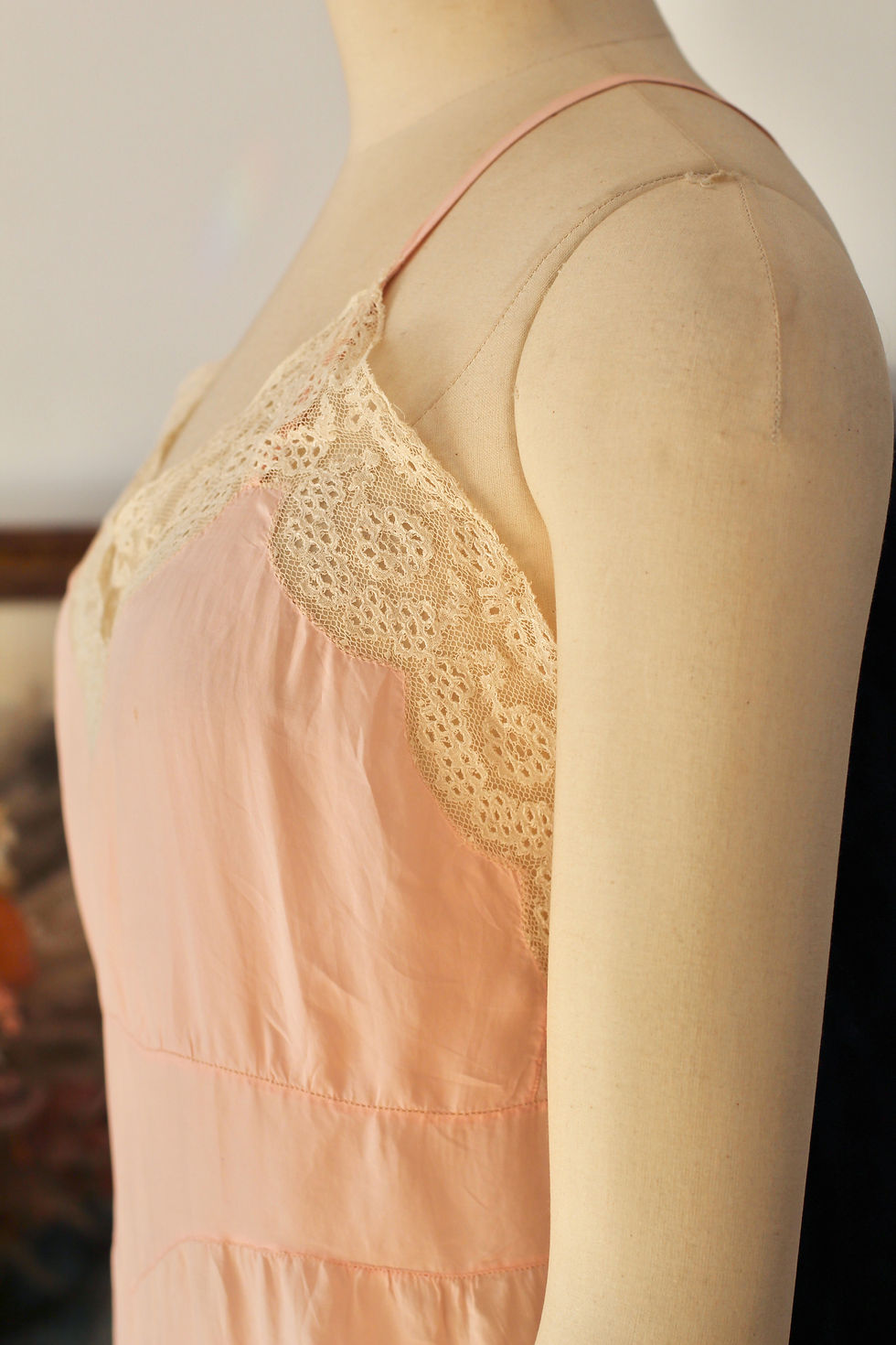 Thumbnail: Teddy antique en soie rose & dentelle c.1920 - XS