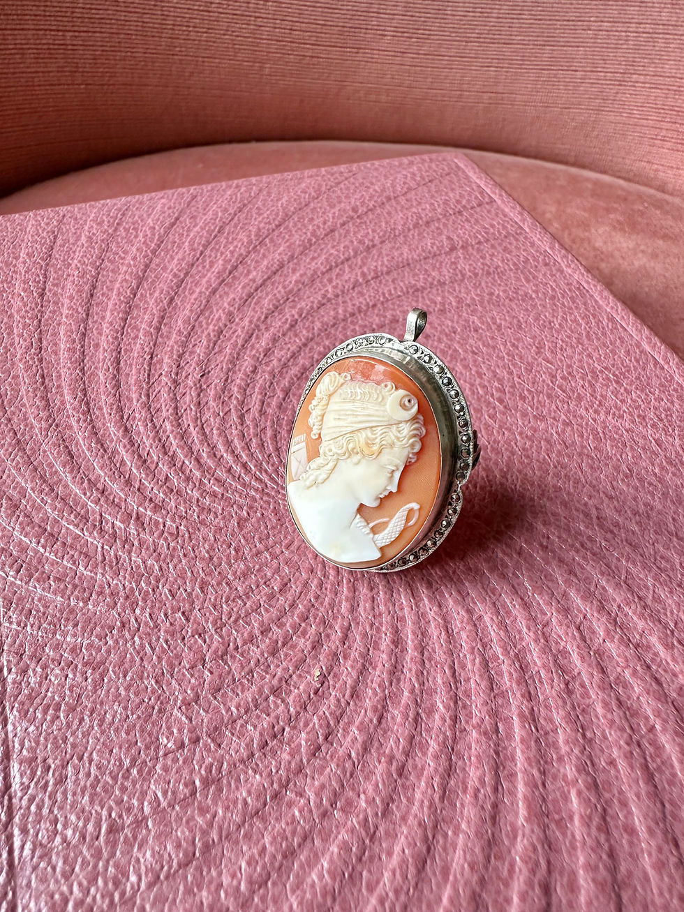Thumbnail: Broche Camée "Diane" c.1920